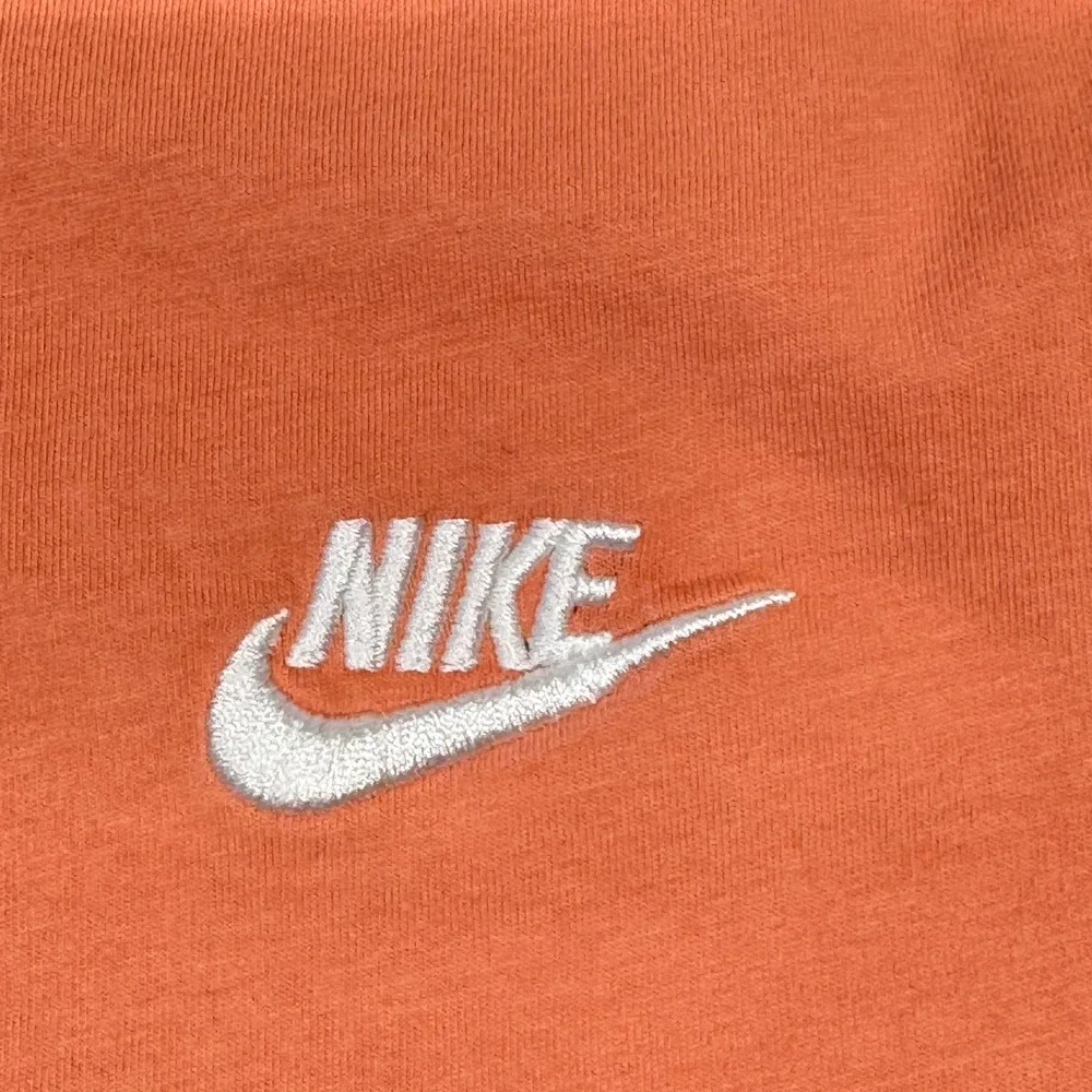 Nike Sportswear Men's Embroidered Futura Logo T-Shirt‎ Peach Orange Large AR4997